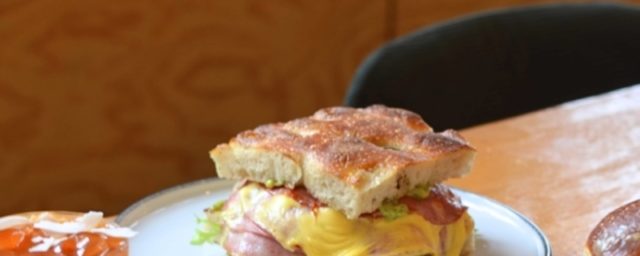 Odpoledne (v týdnu i o víkendu) pro vás máme připravený snacky. Ve všední dny od 13:30 do 20 hodin, o víkendu od 14:30 do 20 hodin.